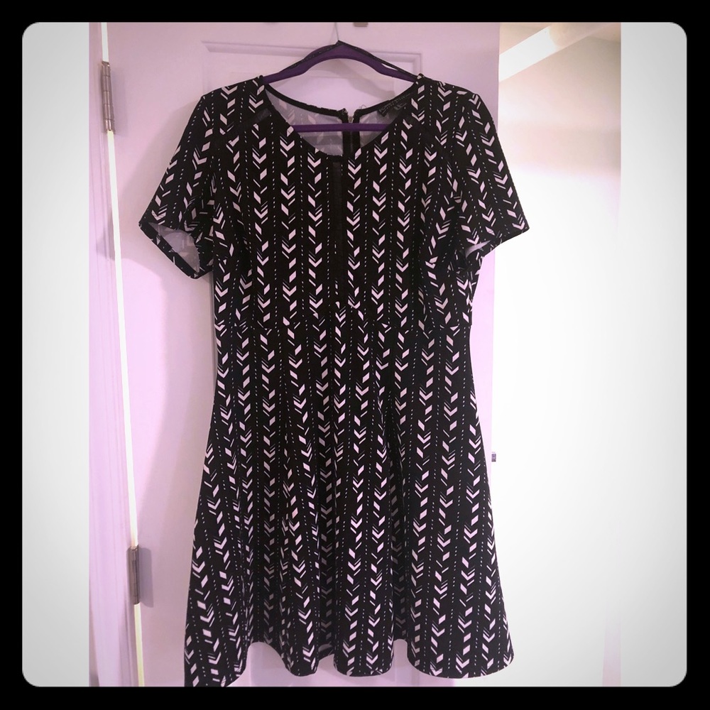 Patterned black and white A-line dress